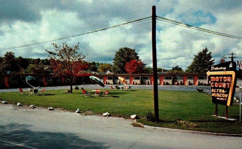 Petoskey Motel (Superior Motel, Petoskey Motor Court) - Vintage Postcard